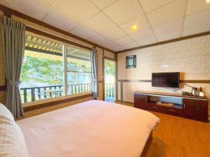 A bed or beds in a room at Zu Sin Garden B&B