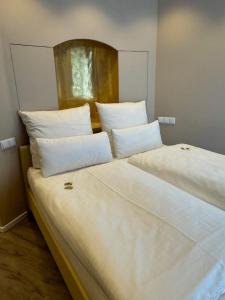 Postel nebo postele na pokoji v ubytování Cityhotel Kaiser Karl Aachen