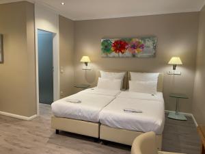 Postel nebo postele na pokoji v ubytování Cityhotel Kaiser Karl Aachen