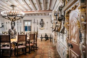a dining room with a table and chairs and a chandelier at Burg Rabenstein in Kirchahorn