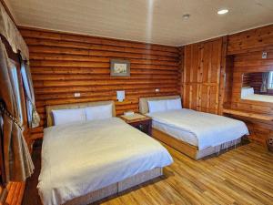 A bed or beds in a room at Zu Sin Garden B&B
