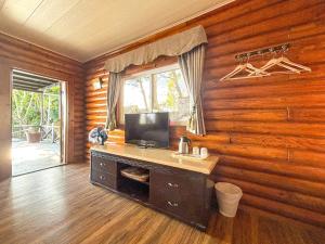 A television and/or entertainment centre at Zu Sin Garden B&B