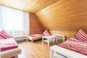 a room with two beds and a window at Apart Nordgrat - Buxacher Straße 23 + Motorradvermietung in Memmingen