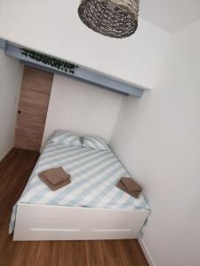 małe łóżko w pokoju ze ścianą w obiekcie Massalia Apartement, Le Panier w Marsylii