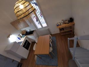 mit Blick auf eine Küche und ein Wohnzimmer in der Unterkunft Massalia Apartement, Le Panier in Marseille
