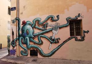 einem Oktopus mit einer Gabel und einem Messer an der Wand in der Unterkunft Massalia Apartement, Le Panier in Marseille