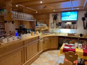 Kuchnia lub aneks kuchenny w obiekcie Hotel Garni Gafluna