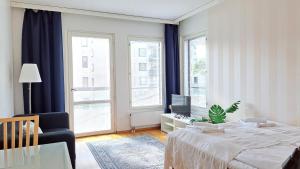 タンペレにあるKotimaailma Apartments - tilava yksiö - Pellavantori 2のベッドルーム1室(ベッド1台、椅子、窓付)