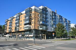 タンペレにあるKotimaailma Apartments - tilava yksiö - Pellavantori 2の大きなアパートメントビル