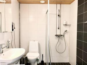 タンペレにあるKotimaailma Apartments - tilava yksiö - Pellavantori 2のシャワー、トイレ、洗面台を備えたバスルーム