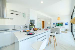 Kuhinja ili čajna kuhinja u objektu By The Beach - White Coral Villa