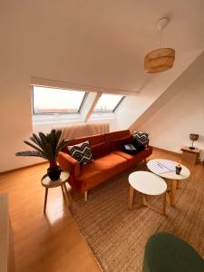 a living room with a couch and two tables at Balnéo, Lumineux, Confort in Colmar