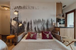 una camera da letto con un letto e un murale nel bosco. di Studio rénové avec vue imprenable sur les Alpes a Crans-Montana