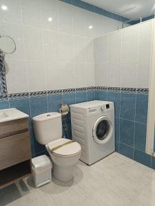 a bathroom with a toilet and a washing machine at Vera Natura Apartamento Paula in Vera