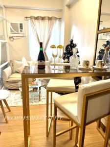 sala de estar con mesa de cristal y sofá en SMDC HOPE RESIDENCES (Pecho Perfect Suite), en Cavite