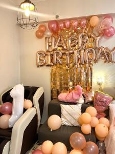 una habitación con un signo de cumpleaños feliz y globos en SMDC HOPE RESIDENCES (Pecho Perfect Suite), en Cavite