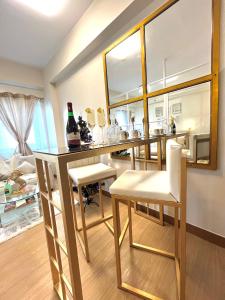 comedor con espejo, mesa y sillas en SMDC HOPE RESIDENCES (Pecho Perfect Suite), en Cavite