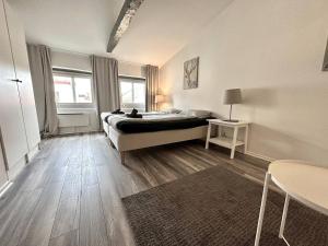 - une chambre avec un lit, une table et une fenêtre dans l'établissement Penthouse In Vasastaden, à Göteborg