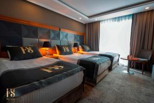 ein Hotelzimmer mit 2 Betten und einem Fenster in der Unterkunft FOUR SEVEN HOTEL in Istanbul