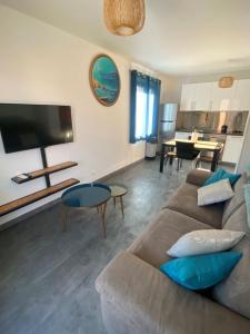 Et tv og/eller underholdning på F2 à Collioure avec piscine et tennis