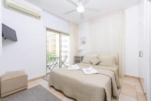 Un pat sau paturi într-o cameră la Sunrise Bay Villa #3
