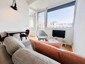 een woonkamer met een bank en een tafel bij Designer flat to feel good in in Wenen