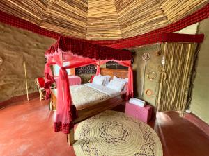 Łóżko lub łóżka piętrowe w pokoju w obiekcie Maasai Eco Boma & Lodge - Experience Maasai Culture