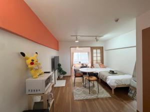 ein Wohnzimmer mit einem Bett und ein Zimmer mit einem Doppelbett in der Unterkunft 渋谷Eアドレス in Tokio
