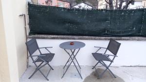 two chairs and a table in front of a wall at il Biscottino in Castel di Sangro