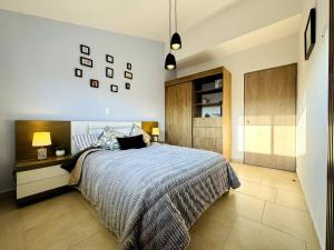 una camera con letto e piumone blu di Depto lujo Querétaro climatizado a Querétaro