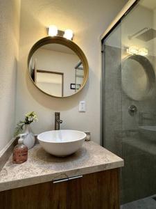 een badkamer met een wastafel en een spiegel bij Depto lujo Querétaro climatizado in Querétaro