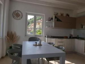 ครัวหรือมุมครัวของ Apartment Magliolo Liguria, Swimming pool - SPA - View
