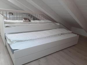 เตียงในห้องที่ Apartment Magliolo Liguria, Swimming pool - SPA - View