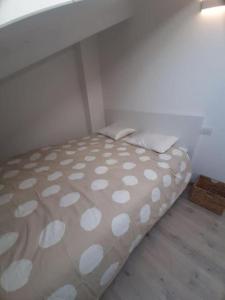เตียงในห้องที่ Apartment Magliolo Liguria, Swimming pool - SPA - View
