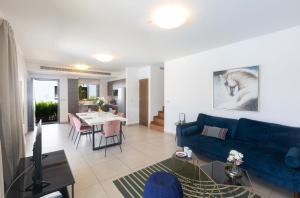 阿依納帕的住宿－Napa Sunlight Villa #2，客厅配有蓝色的沙发和桌子