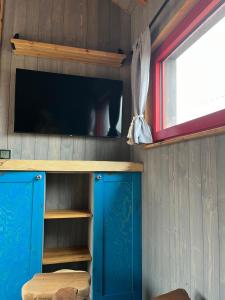 Zimmer mit einem blauen Schrank und einem TV in der Unterkunft Pension U Stříbrného Jelena - Tiny House in Cheb