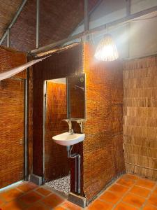 y baño con lavabo y espejo. en Homestay Mekong Can Tho, en Can Tho