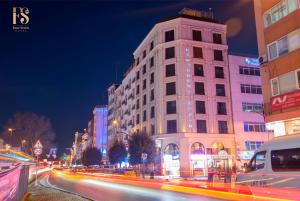FOUR SEVEN HOTEL في إسطنبول: مبنى طويل على شارع المدينة في الليل