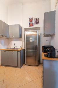 een keuken met een roestvrijstalen koelkast bij Neoclassical Loft in Monastiraki - Acropolis and metro in Athene