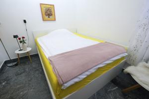 um pequeno quarto com uma cama de dossel em Apartments Perla em Krsko