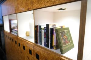 uma estante de livros com livros em Apartments Perla em Krsko