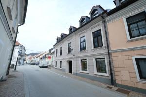 eine leere Straße in einer Stadt mit Gebäuden in der Unterkunft Apartments Perla in Krško