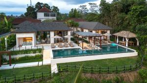 een luchtzicht op een huis met een zwembad bij Villa Rosita by BaliSuperHost in Ubud