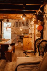 sala de estar con mesa y cocina en The Caravel Apúlia, en Apúlia