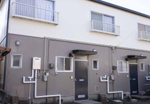 uma fila de portas na lateral de um edifício em Lino下伊福 em Okayama