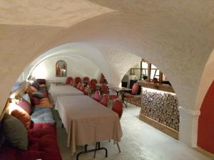 a room with a row of tables and chairs at le Mas du lac - spa et détente in Monestier-dʼAmbel +31 photos