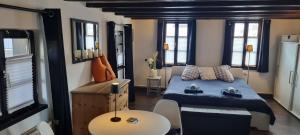 科隆的住宿－altes romantisches Fachwerkhaus in Rheinnähe auch für Workation geeignet，小房间设有一张床和一张桌子