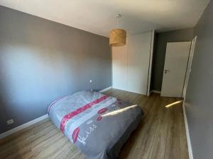 a bedroom with a bed in the corner of a room at Maison cosy avec piscine au port - proche Narbonne in Bages +1 photo