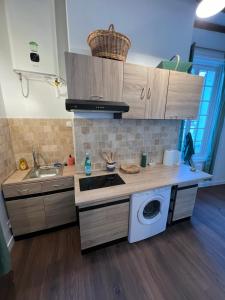 a kitchen with a sink and a washing machine at studio 4pers. centre de Loches in Loches