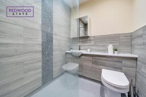 A bathroom at Festival Place, Town Center Serviced Apartments, Perfect of Contractors & Families FREE Wifi & Netflix By REDWOOD STAYS